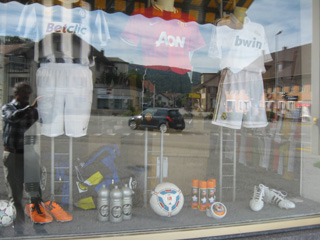 Club-Artikel im Schaufenster
